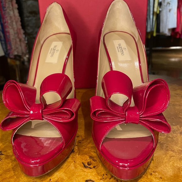 VALENTINO GARAVANI "BOW" peep toe platform pump in red - Picture 2 of 6